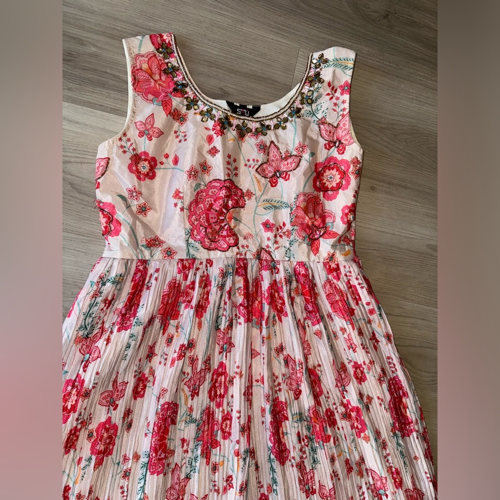 NEW - Floral maxi sleeveless dress in size Medium